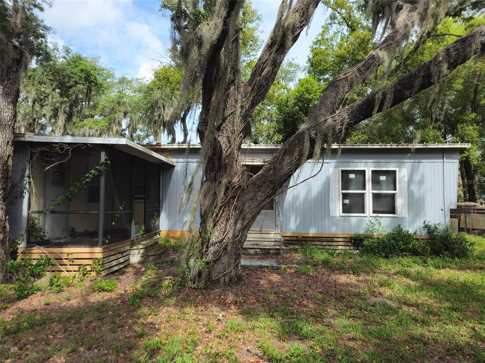 For Sale: $295,000 (3 beds, 2 baths, 960 Square Feet)