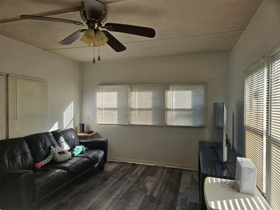 For Sale: $295,000 (3 beds, 2 baths, 960 Square Feet)