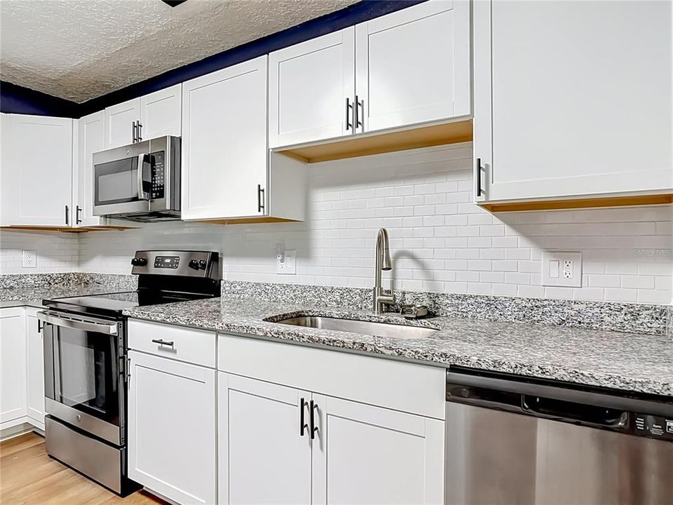 For Sale: $333,999 (3 beds, 2 baths, 1295 Square Feet)