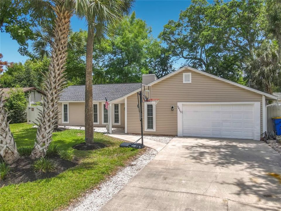 For Sale: $333,999 (3 beds, 2 baths, 1295 Square Feet)