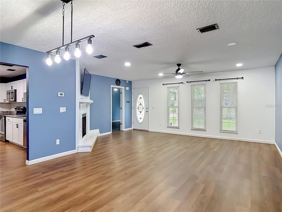 For Sale: $333,999 (3 beds, 2 baths, 1295 Square Feet)