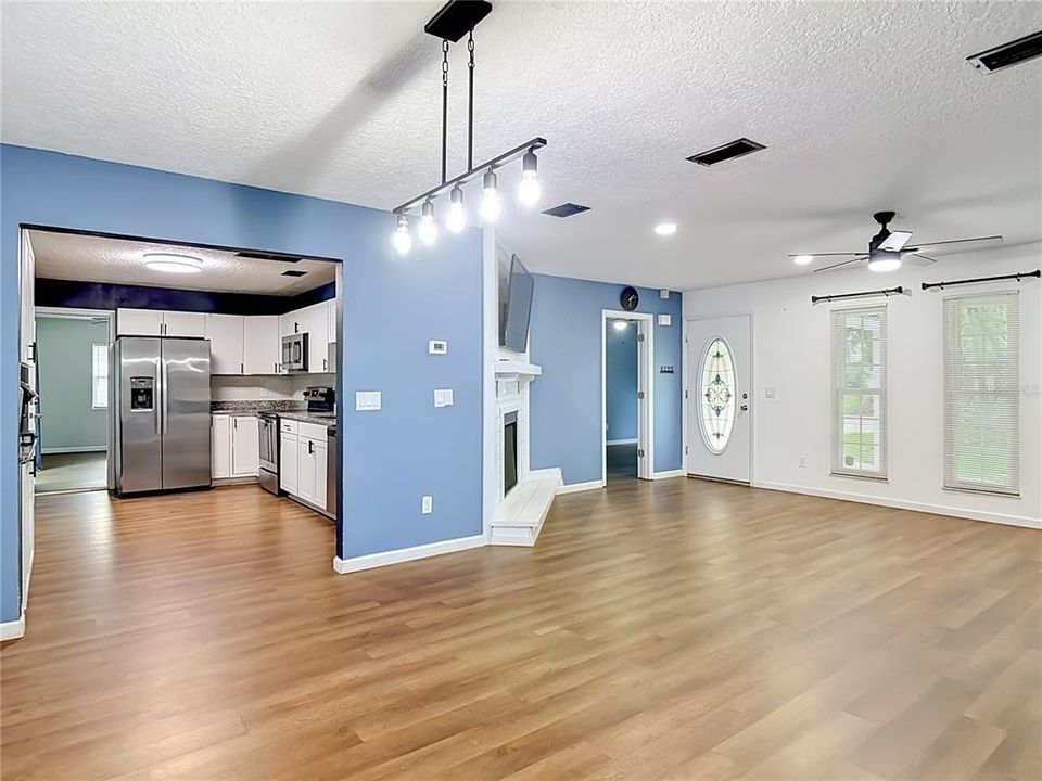 For Sale: $333,999 (3 beds, 2 baths, 1295 Square Feet)
