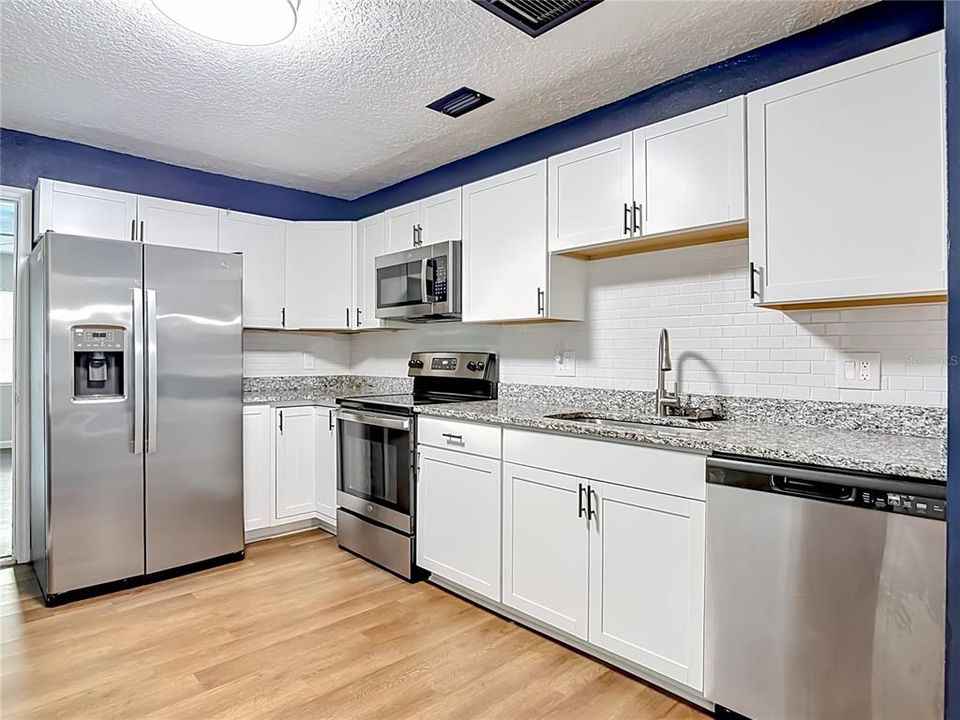 For Sale: $333,999 (3 beds, 2 baths, 1295 Square Feet)