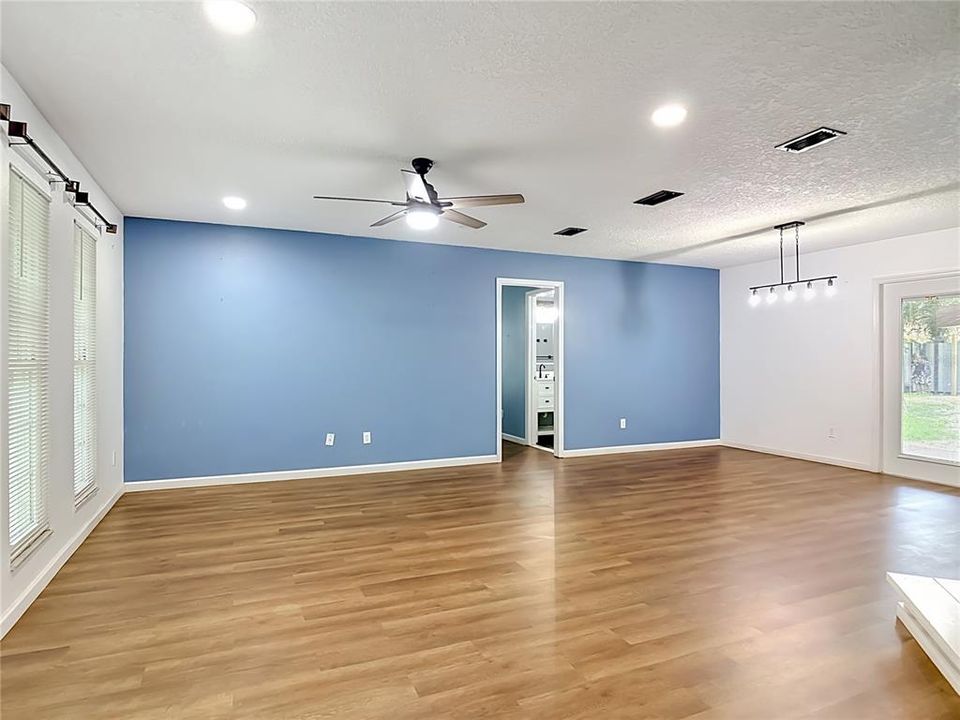 For Sale: $333,999 (3 beds, 2 baths, 1295 Square Feet)