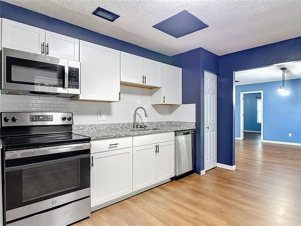 For Sale: $333,999 (3 beds, 2 baths, 1295 Square Feet)