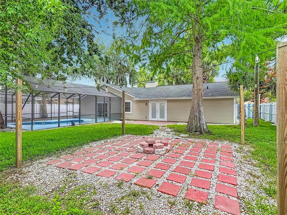 For Sale: $333,999 (3 beds, 2 baths, 1295 Square Feet)