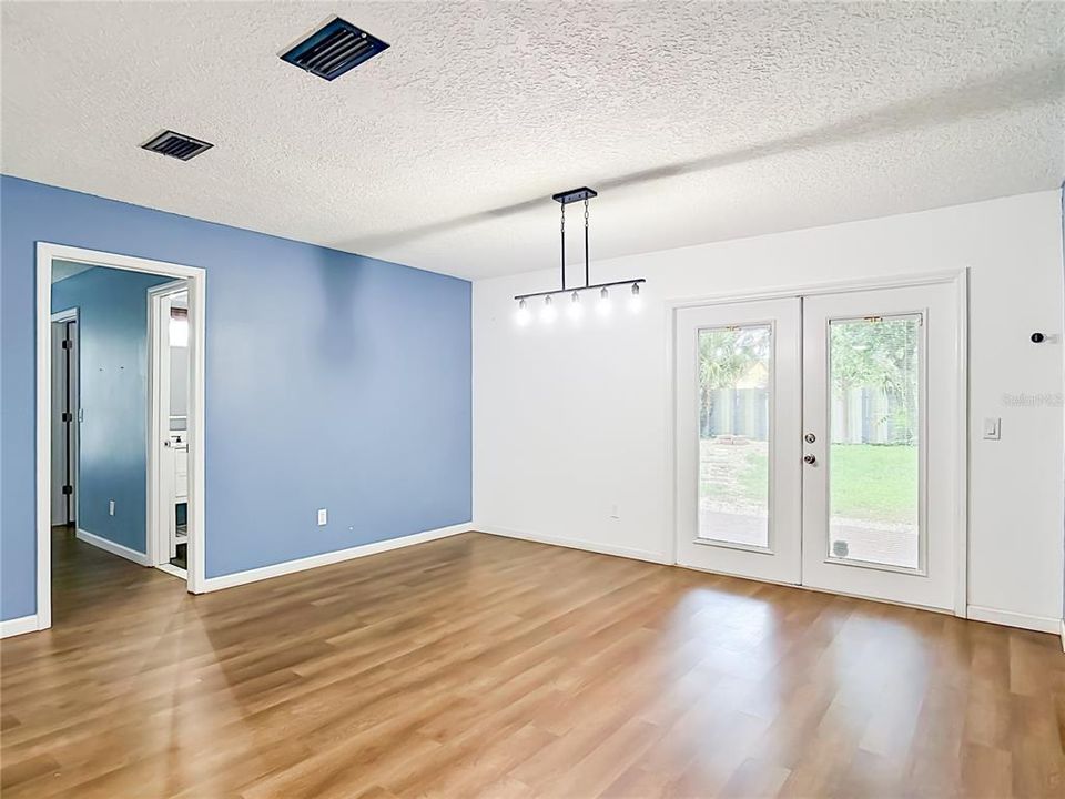 For Sale: $333,999 (3 beds, 2 baths, 1295 Square Feet)
