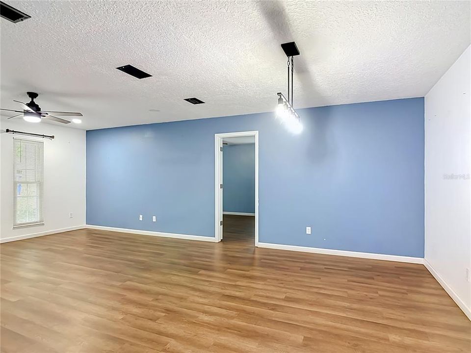 For Sale: $333,999 (3 beds, 2 baths, 1295 Square Feet)