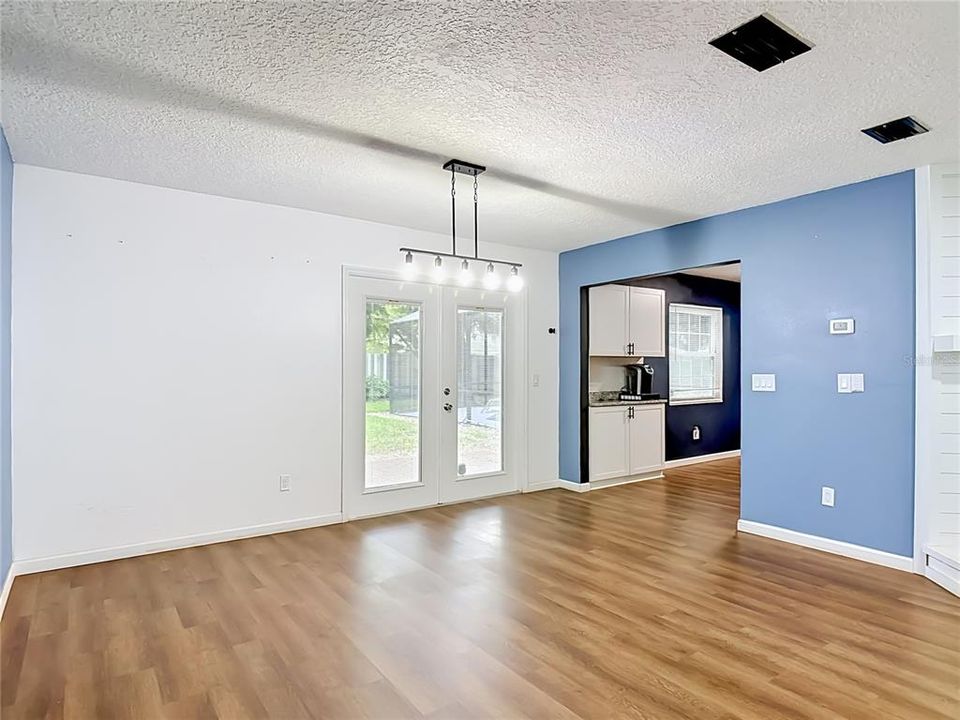 For Sale: $333,999 (3 beds, 2 baths, 1295 Square Feet)
