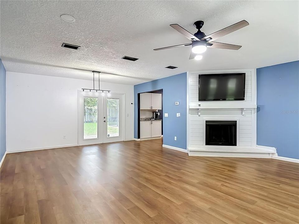 For Sale: $333,999 (3 beds, 2 baths, 1295 Square Feet)