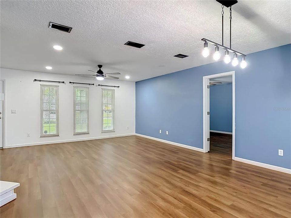 For Sale: $333,999 (3 beds, 2 baths, 1295 Square Feet)