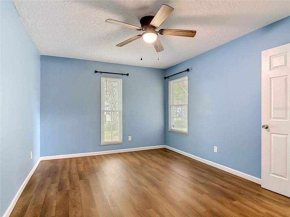 For Sale: $333,999 (3 beds, 2 baths, 1295 Square Feet)