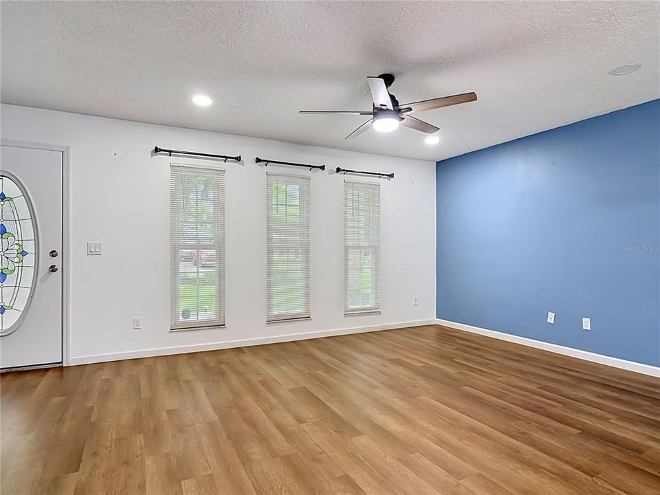 For Sale: $333,999 (3 beds, 2 baths, 1295 Square Feet)