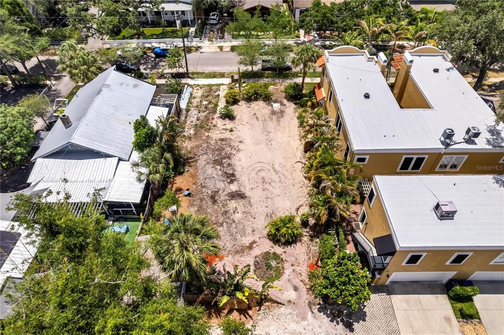 Activo con contrato: $725,000 (0.17 acres)