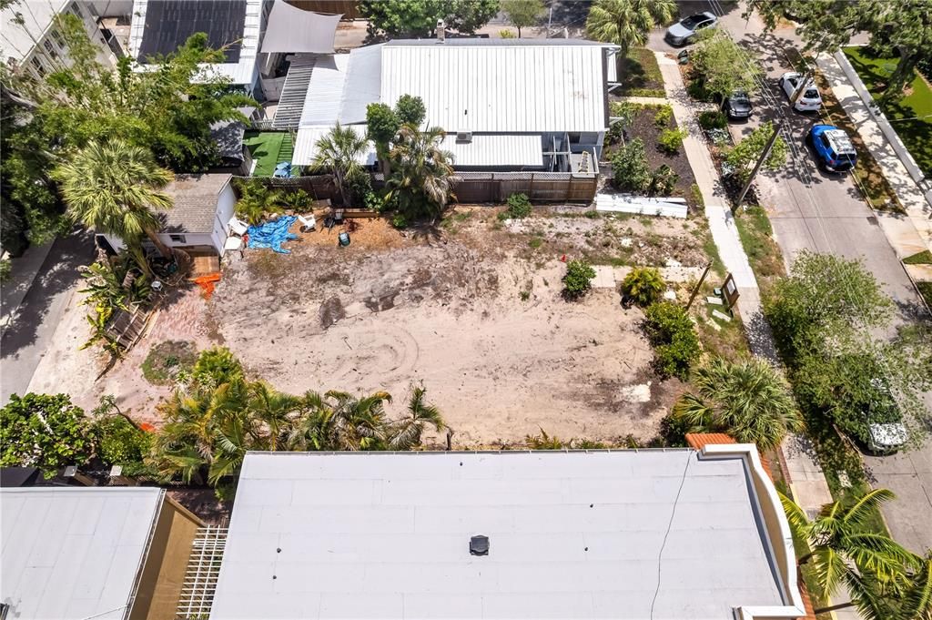 Activo con contrato: $725,000 (0.17 acres)