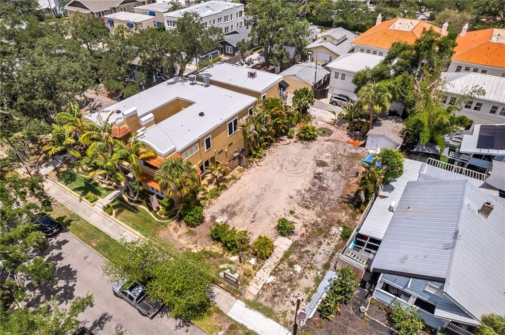 Activo con contrato: $725,000 (0.17 acres)