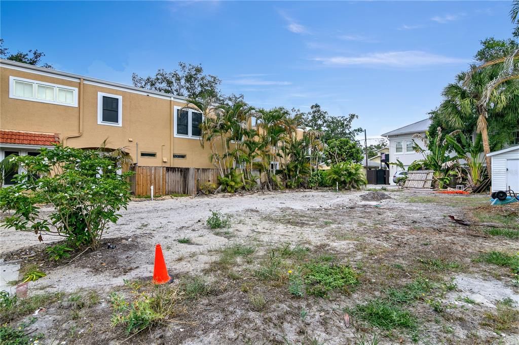 Activo con contrato: $725,000 (0.17 acres)