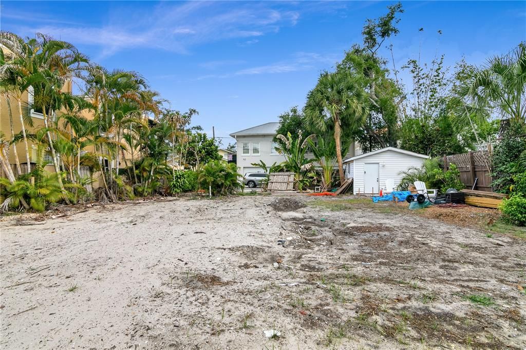 Activo con contrato: $725,000 (0.17 acres)