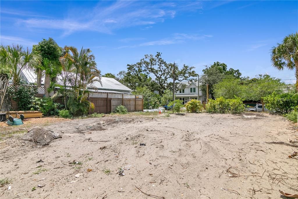 Activo con contrato: $725,000 (0.17 acres)