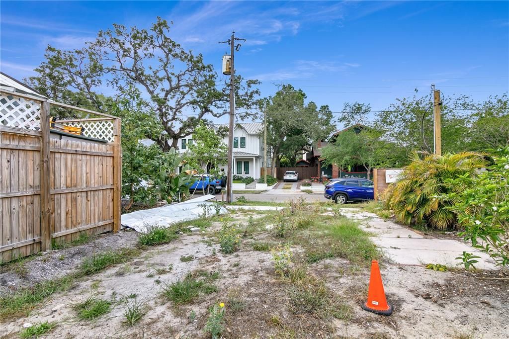 Activo con contrato: $725,000 (0.17 acres)