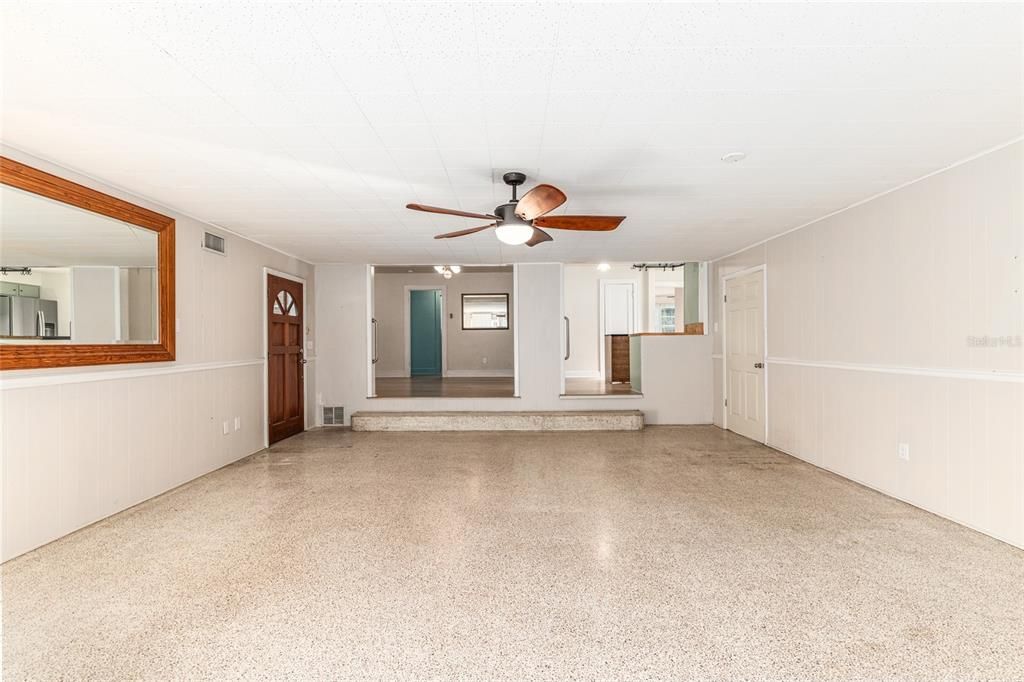 For Rent: $1,900 (4 beds, 2 baths, 1924 Square Feet)