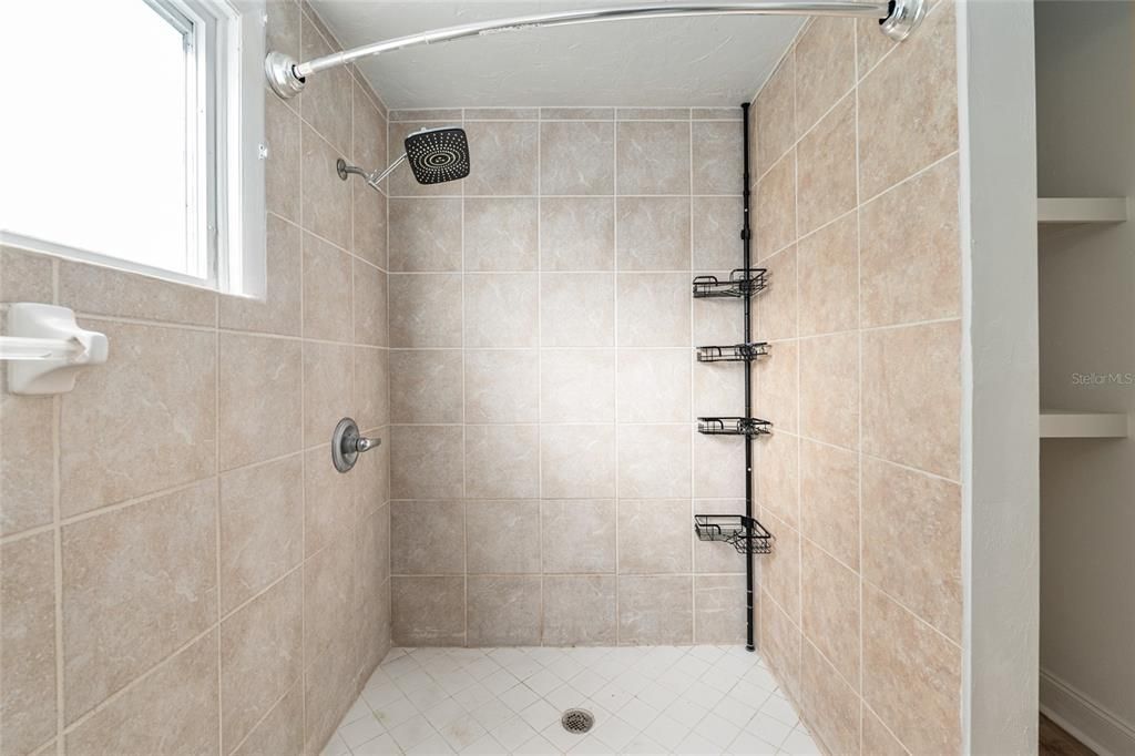 For Rent: $1,900 (4 beds, 2 baths, 1924 Square Feet)