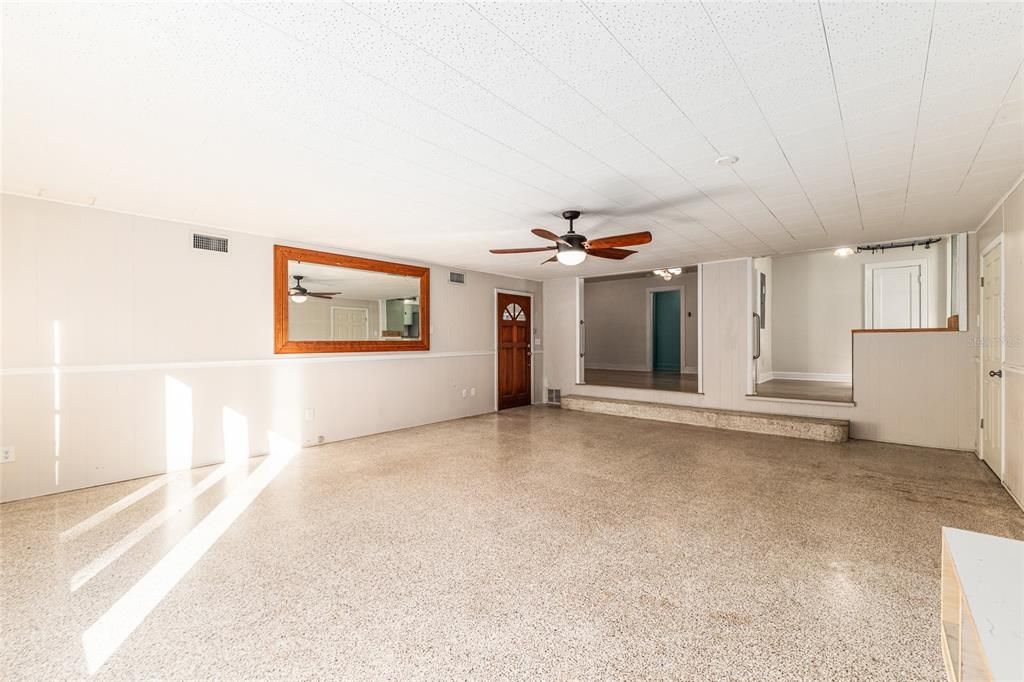 For Rent: $1,900 (4 beds, 2 baths, 1924 Square Feet)