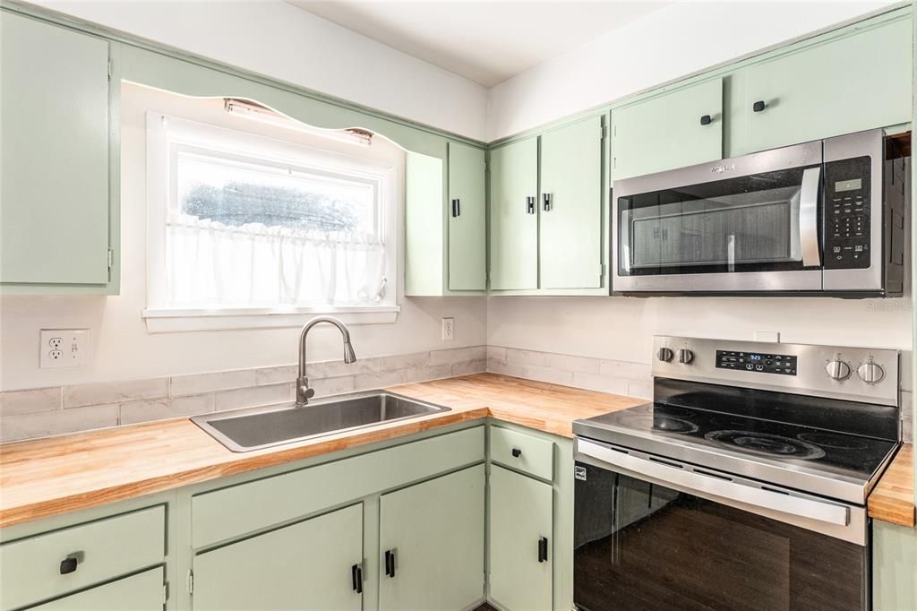 For Rent: $1,900 (4 beds, 2 baths, 1924 Square Feet)