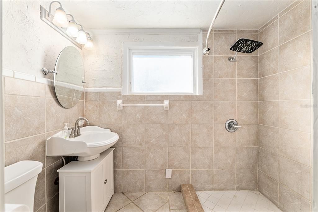 For Rent: $1,900 (4 beds, 2 baths, 1924 Square Feet)