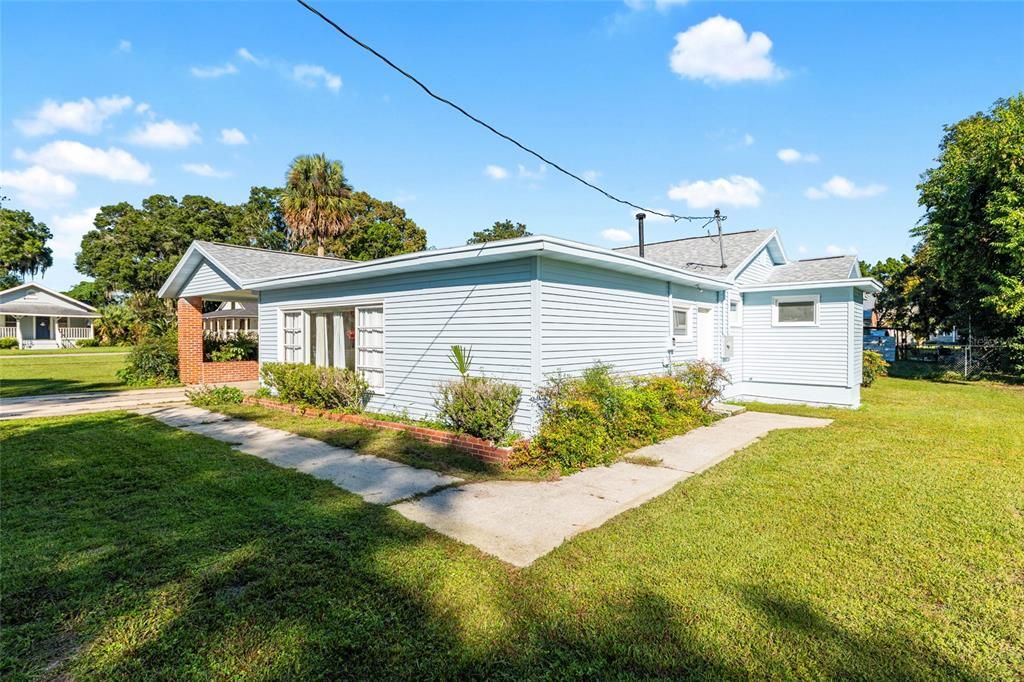 For Rent: $1,900 (4 beds, 2 baths, 1924 Square Feet)
