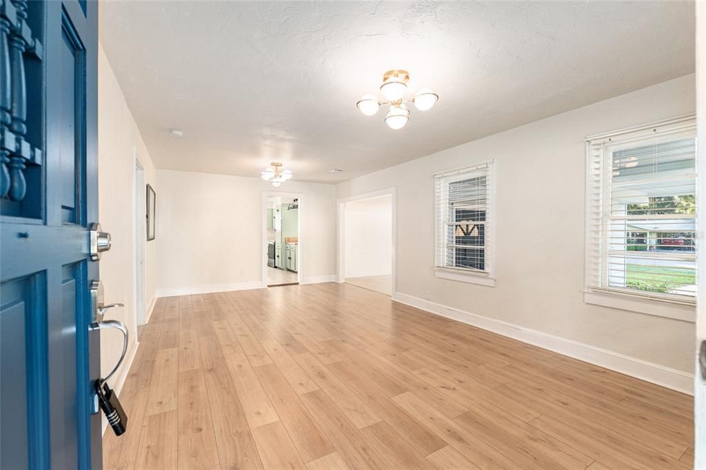 For Rent: $1,900 (4 beds, 2 baths, 1924 Square Feet)