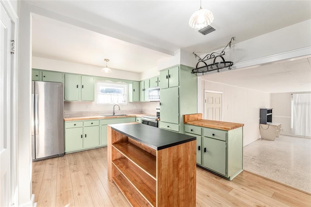 For Rent: $1,900 (4 beds, 2 baths, 1924 Square Feet)