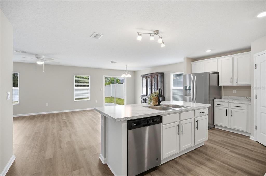En Venta: $289,900 (4 camas, 2 baños, 1698 Pies cuadrados)
