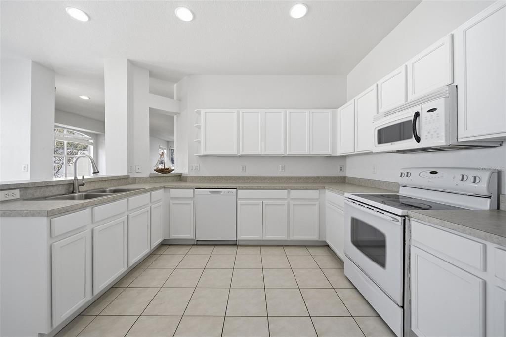 For Sale: $305,000 (2 beds, 2 baths, 1525 Square Feet)