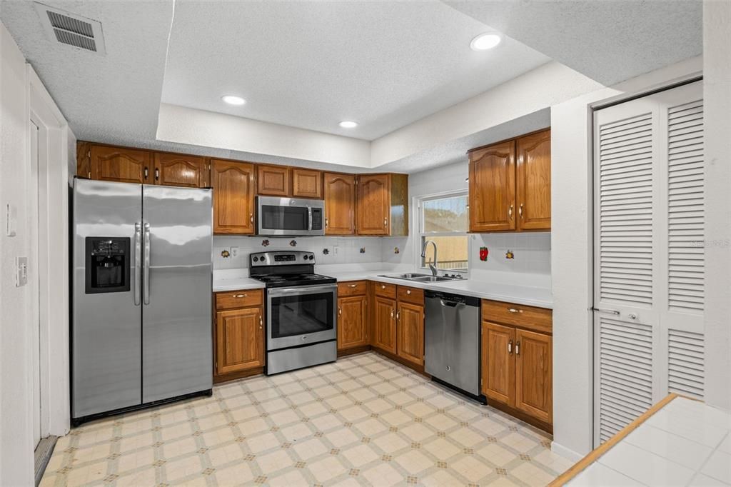 Active With Contract: $3,250 (3 beds, 2 baths, 1528 Square Feet)