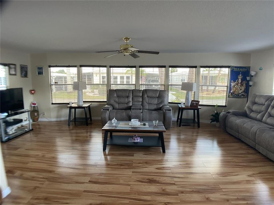For Sale: $190,000 (2 beds, 2 baths, 1152 Square Feet)