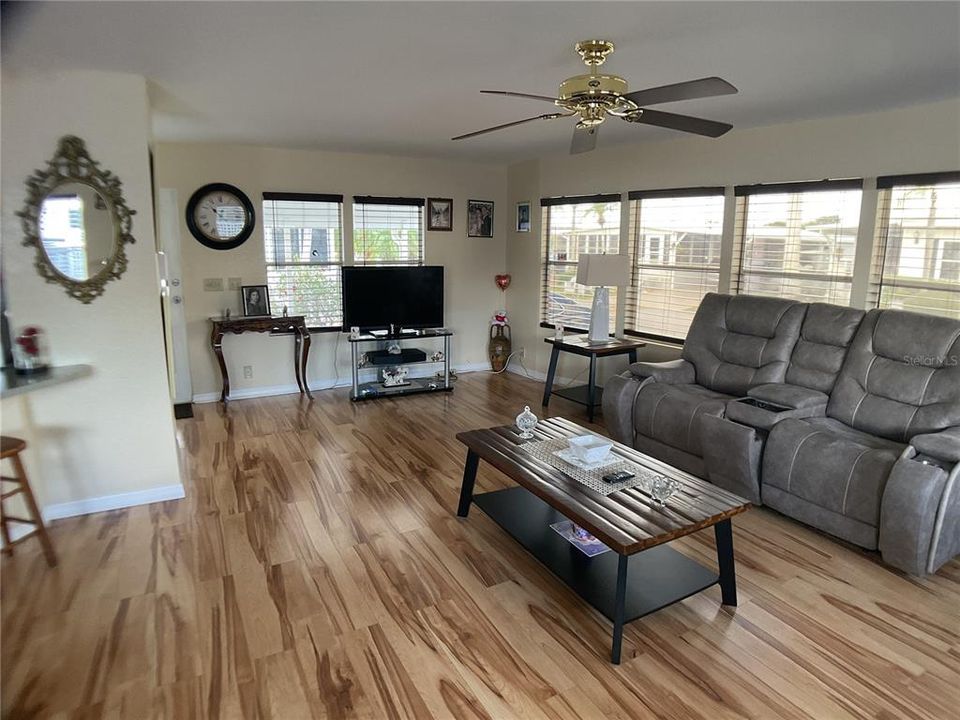For Sale: $190,000 (2 beds, 2 baths, 1152 Square Feet)