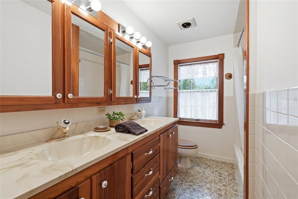For Sale: $499,000 (3 beds, 3 baths, 2408 Square Feet)