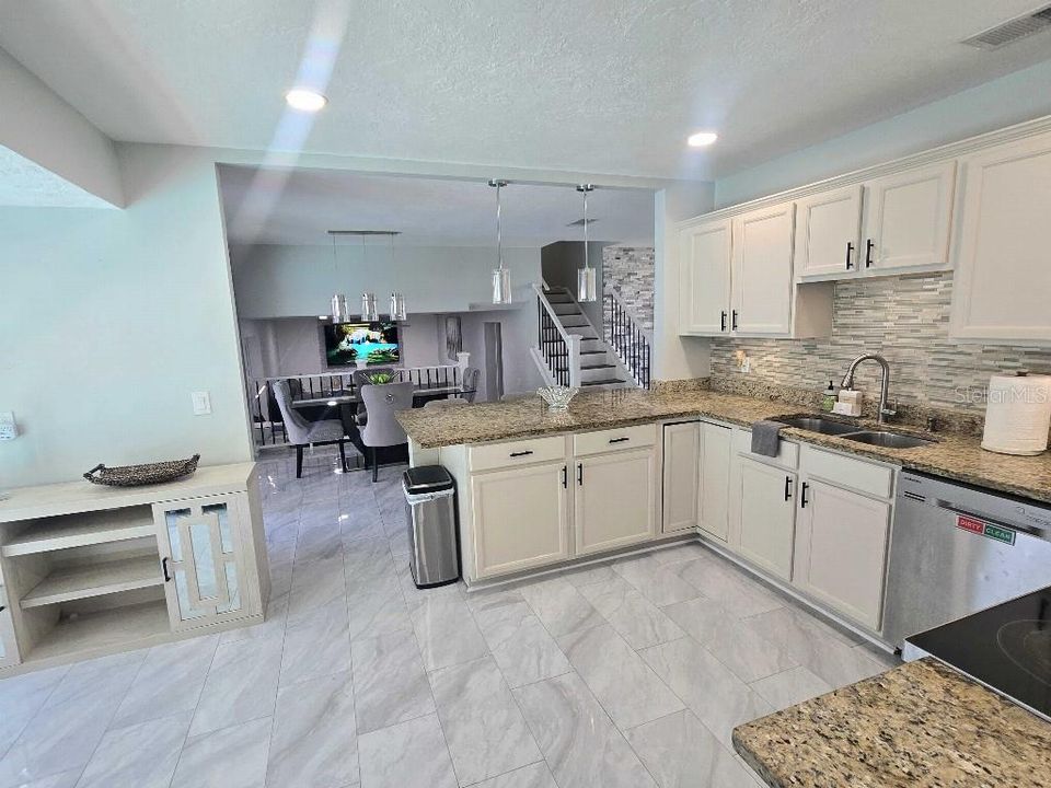 En Venta: $609,000 (4 camas, 3 baños, 2434 Pies cuadrados)