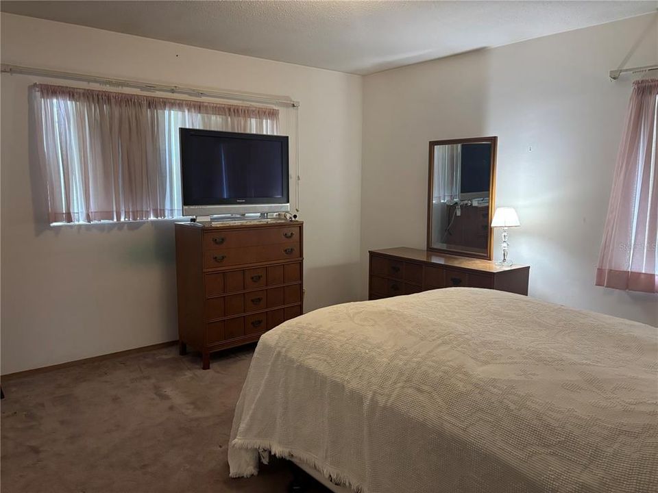 Active With Contract: $179,990 (2 beds, 2 baths, 1036 Square Feet)