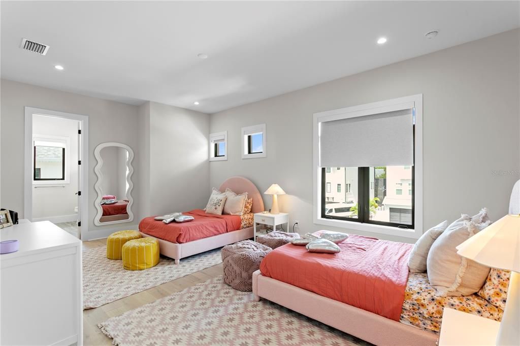 En Venta: $4,099,000 (5 camas, 5 baños, 5684 Pies cuadrados)
