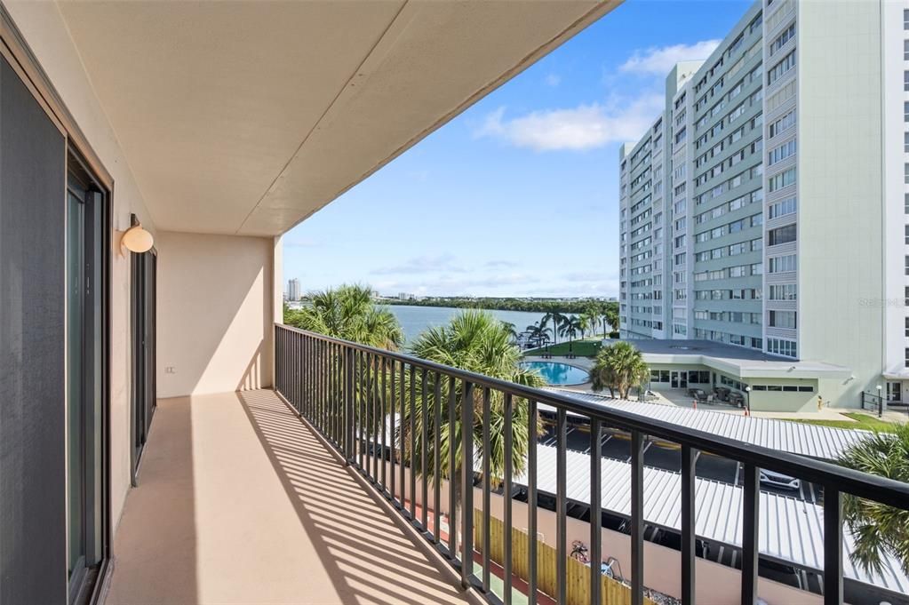 For Rent: $2,700 (2 beds, 2 baths, 966 Square Feet)