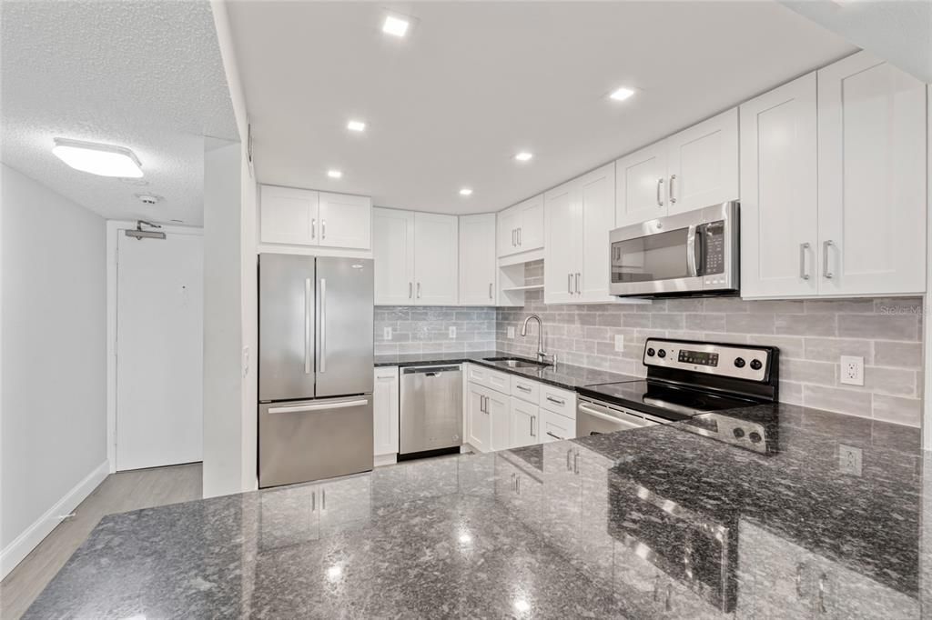 For Rent: $2,700 (2 beds, 2 baths, 966 Square Feet)
