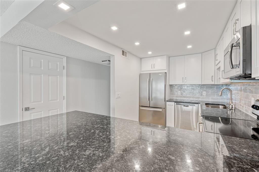 For Rent: $2,700 (2 beds, 2 baths, 966 Square Feet)