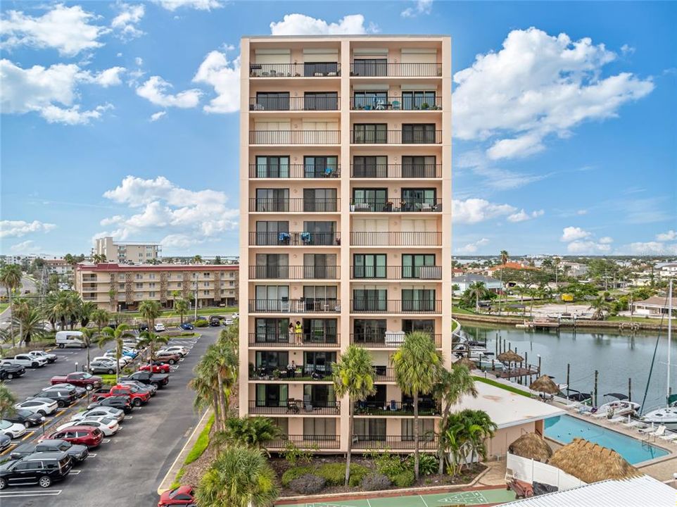 For Rent: $2,700 (2 beds, 2 baths, 966 Square Feet)