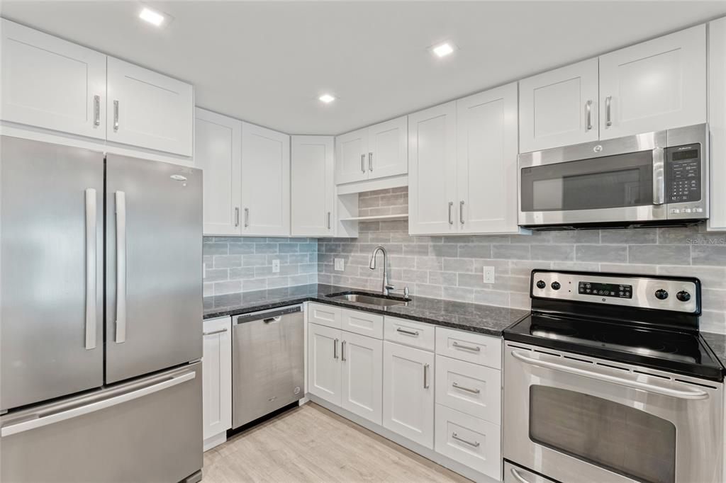For Rent: $2,700 (2 beds, 2 baths, 966 Square Feet)