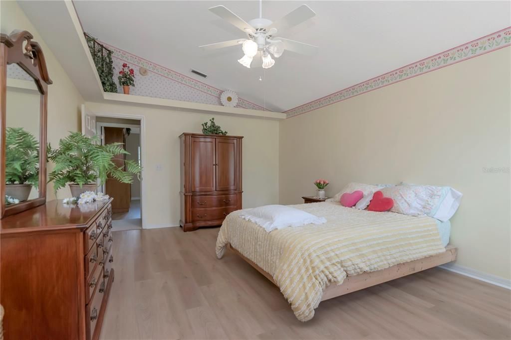 For Sale: $565,000 (5 beds, 2 baths, 3243 Square Feet)