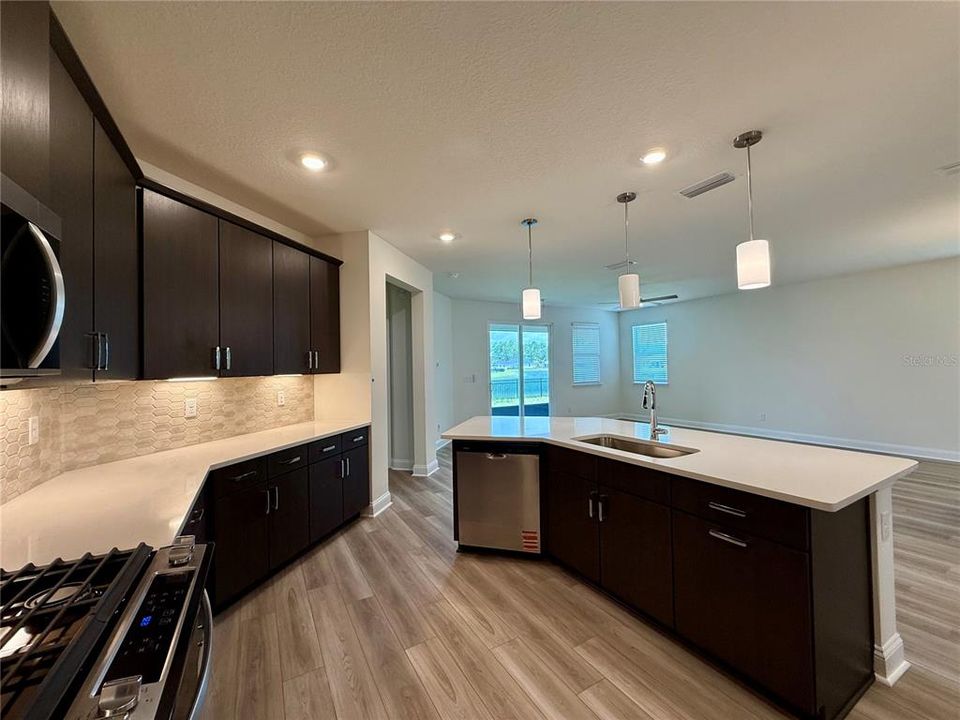 For Rent: $2,800 (4 beds, 2 baths, 2003 Square Feet)