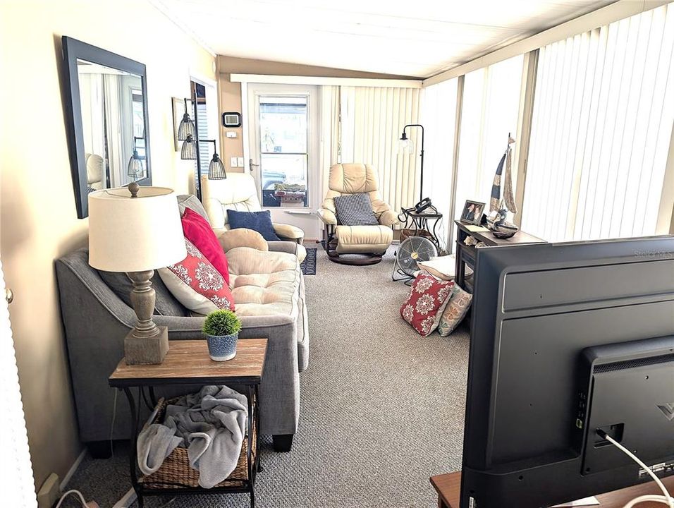 For Sale: $119,000 (2 beds, 1 baths, 686 Square Feet)