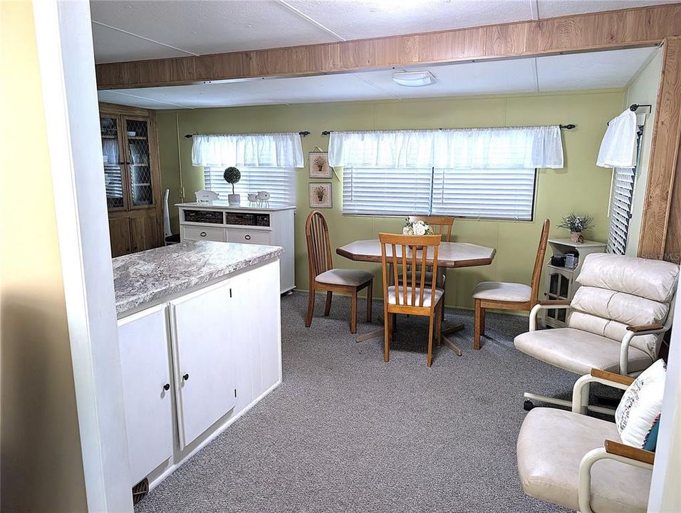 For Sale: $119,000 (2 beds, 1 baths, 686 Square Feet)